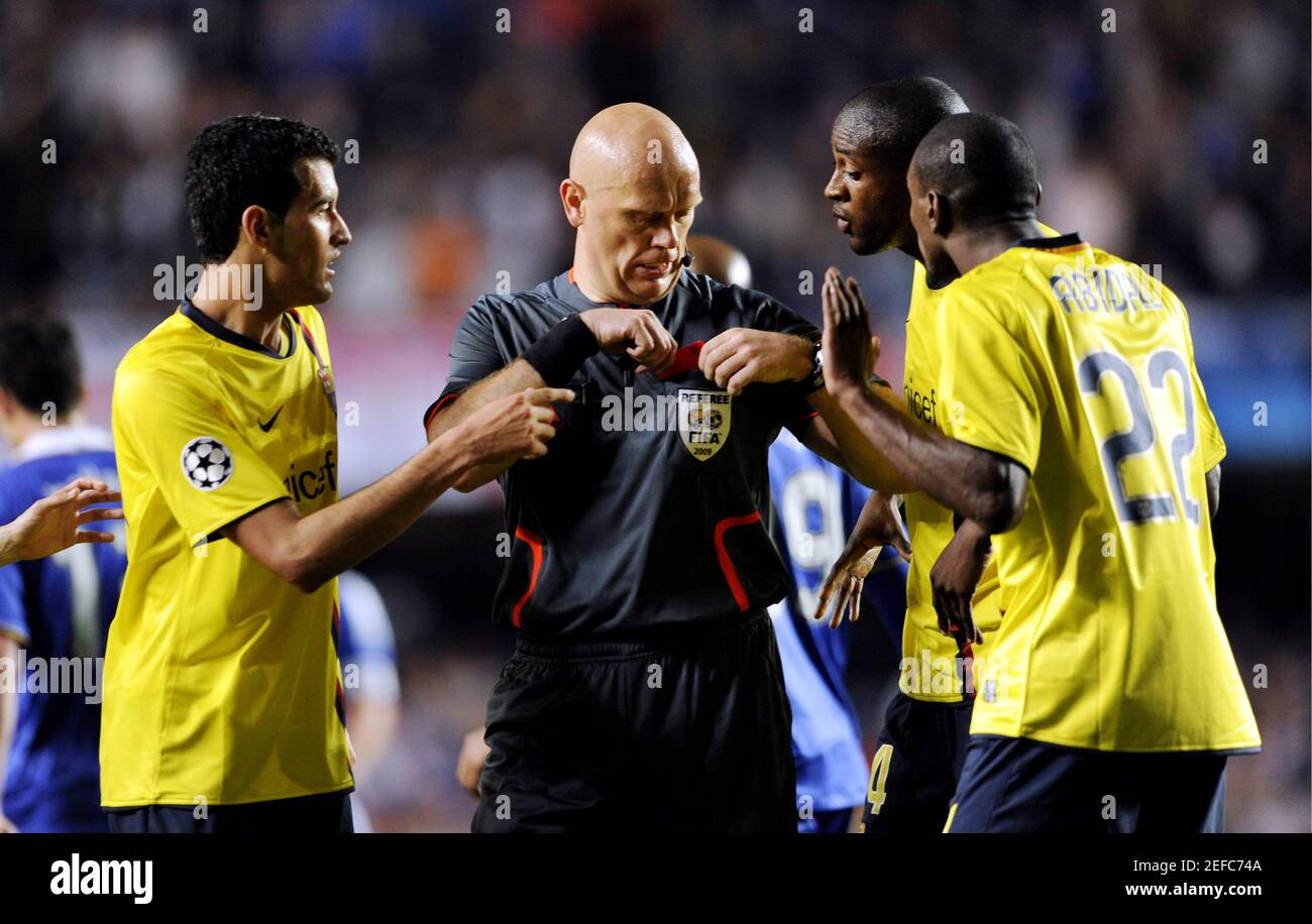 Football Chelsea V Fc Barcelona Uefa Champions League Semi Final Second Leg Stamford Bridge London England 08 09 6 5 09 Referee Tom Henning Ovrebo Shows A Red Card To