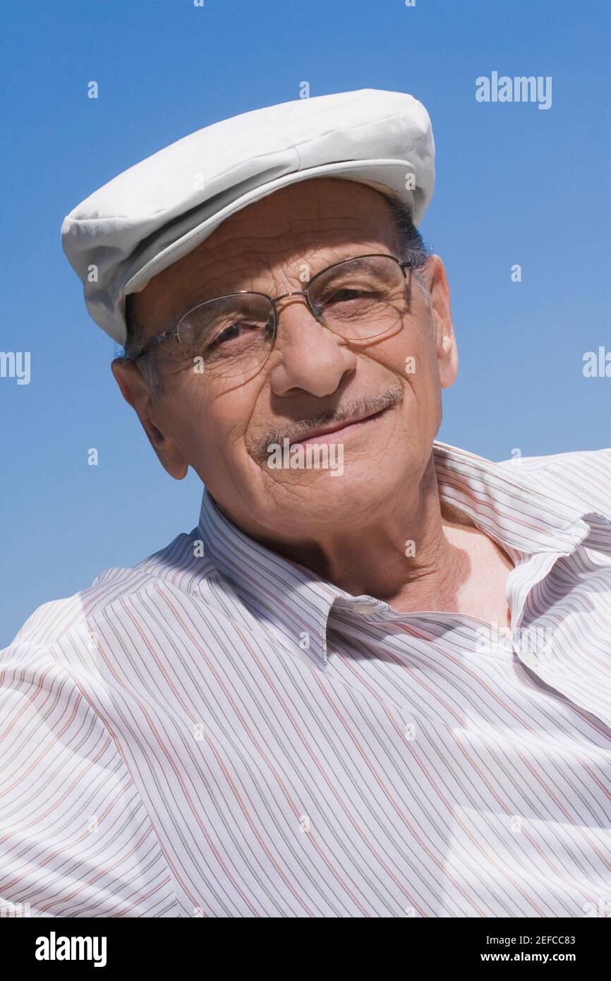 80s smiling elderly man portrait hi-res stock photography and images ...