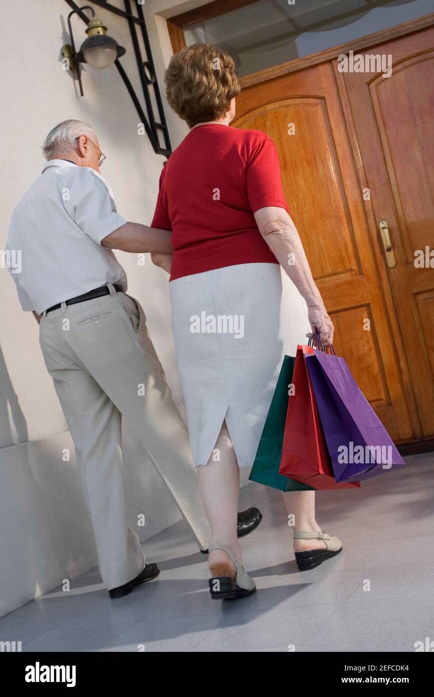 Senior pair shopping hi-res stock photography and images - Alamy