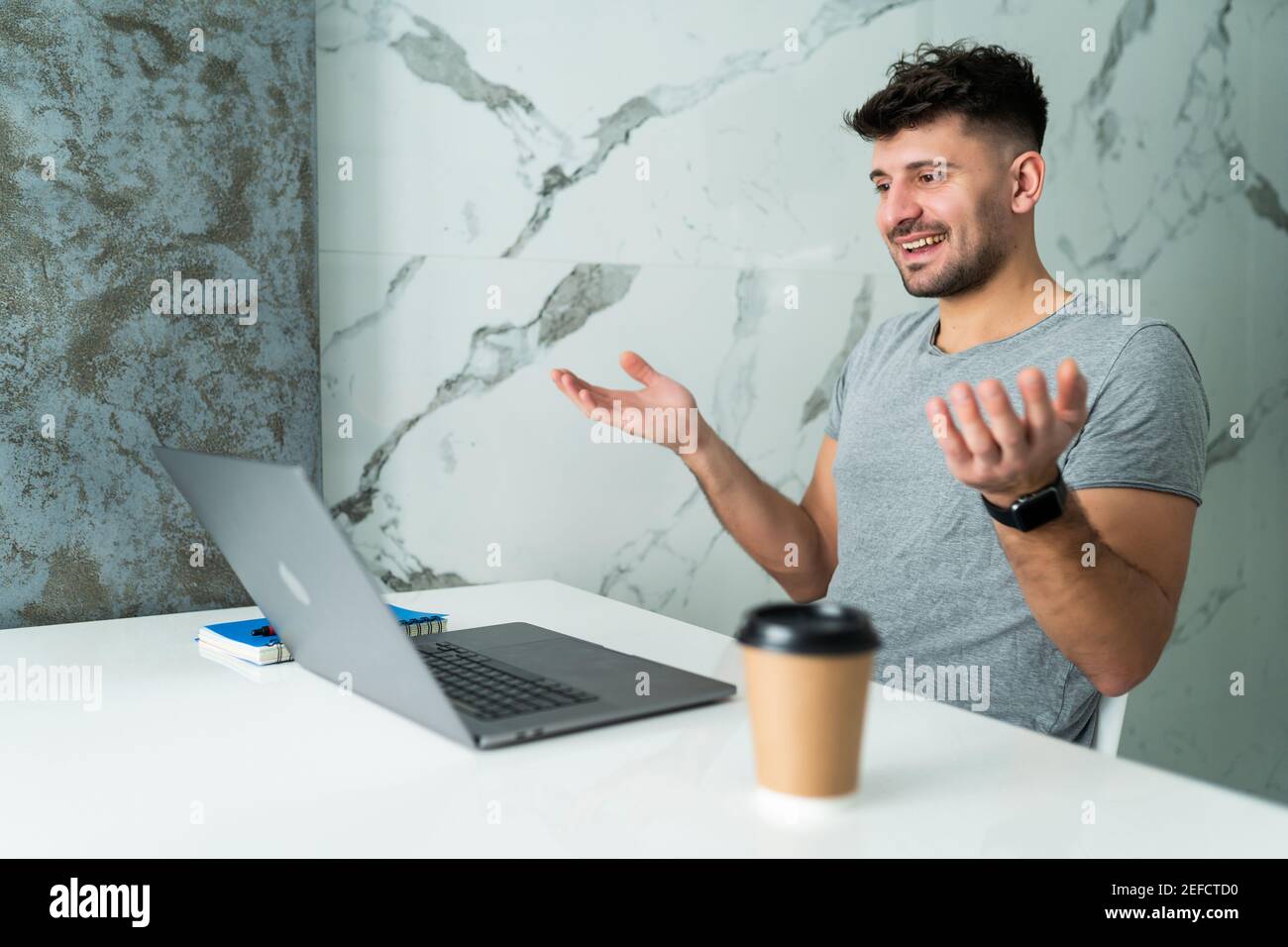 Latino-americano maschio pulizia computer scrivania in ufficio con straccio  e decontaminante agenti Foto stock - Alamy