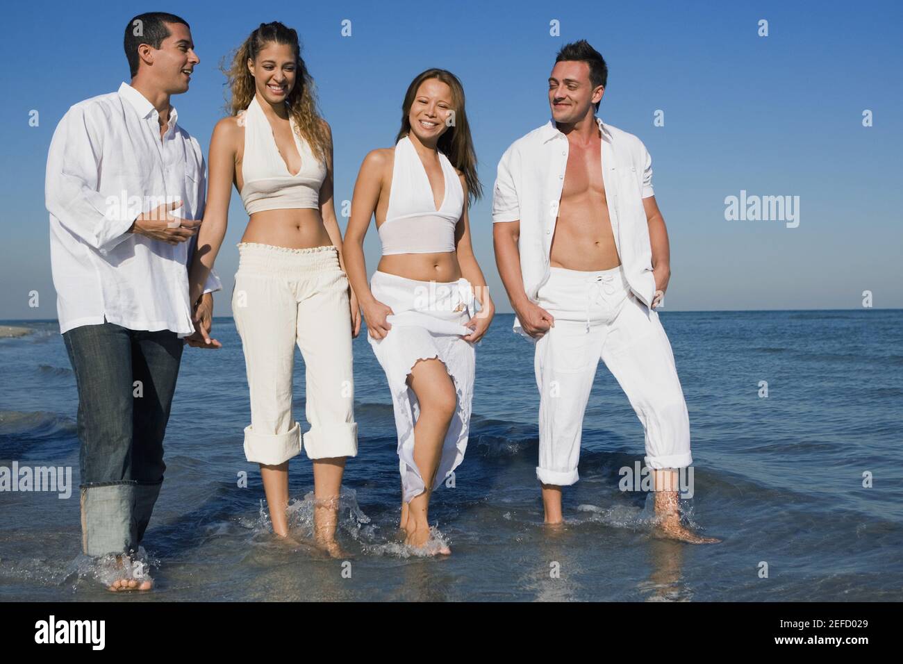 Women and man walking on a beach hi-res stock photography and images ...