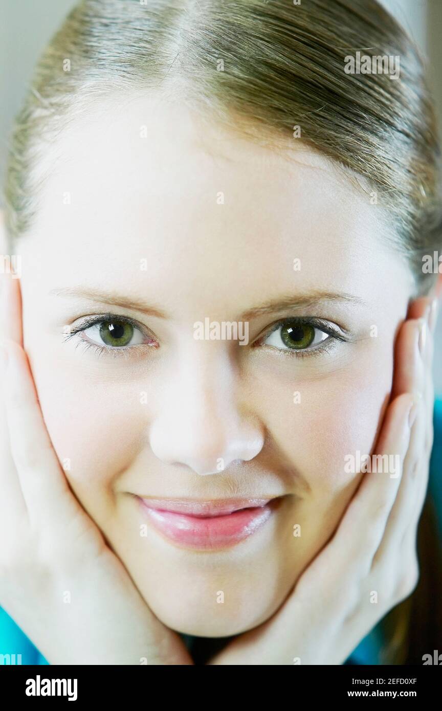 Portrait of a young woman smiling Stock Photo - Alamy