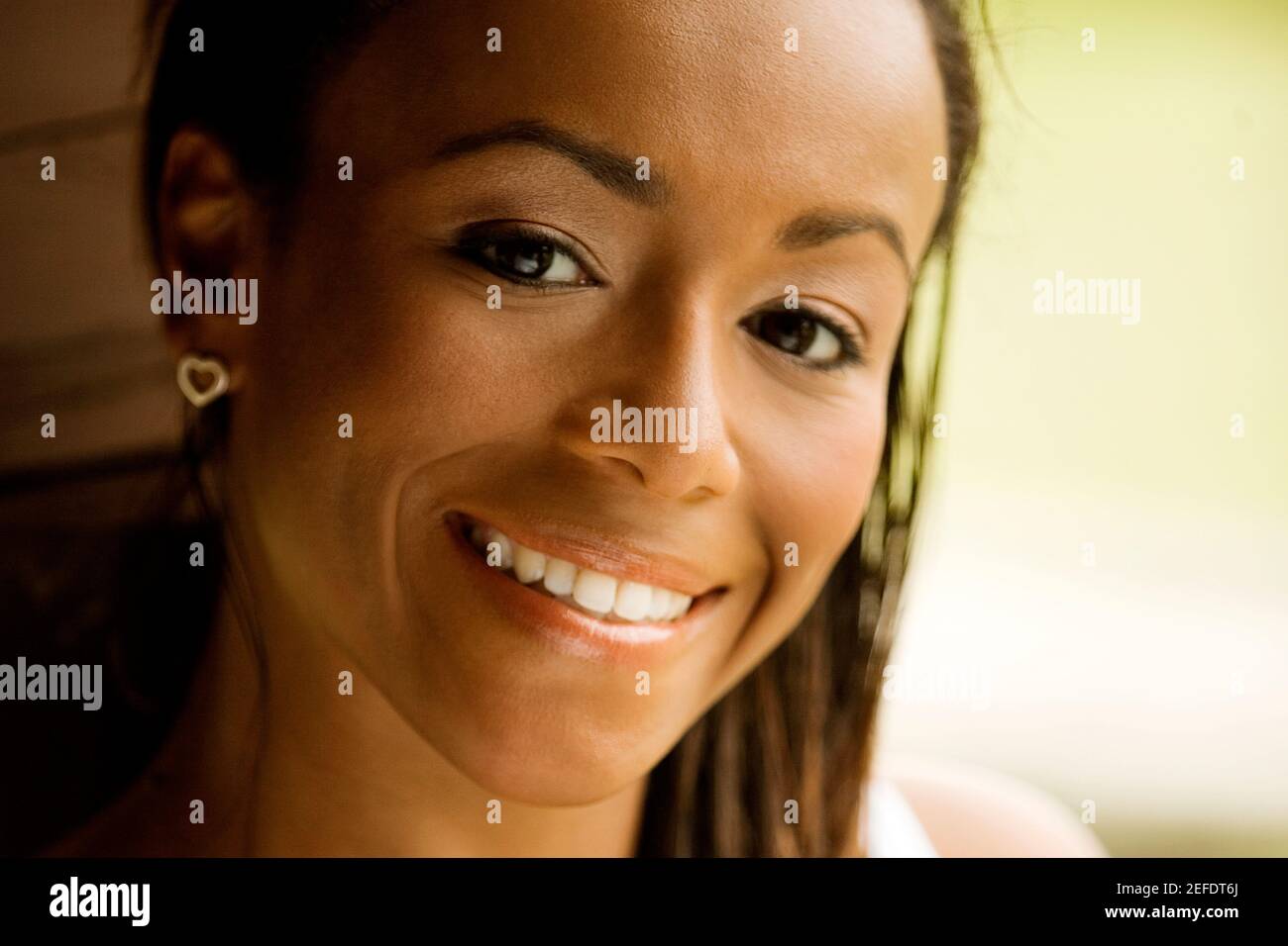 Portrait of a young woman smiling Stock Photo - Alamy