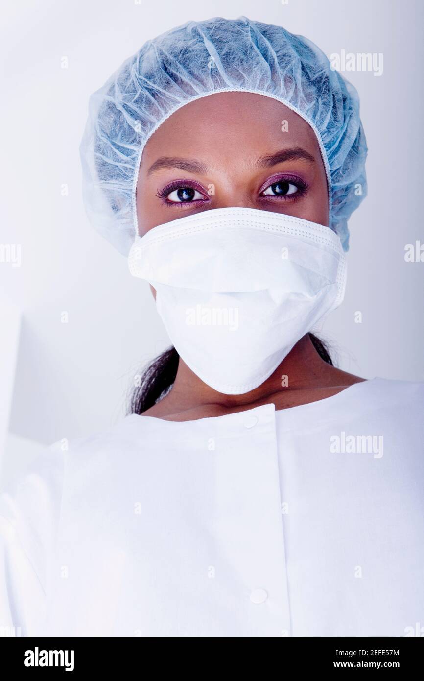 Portrait of a female surgeon wearing a surgical mask Stock Photo - Alamy