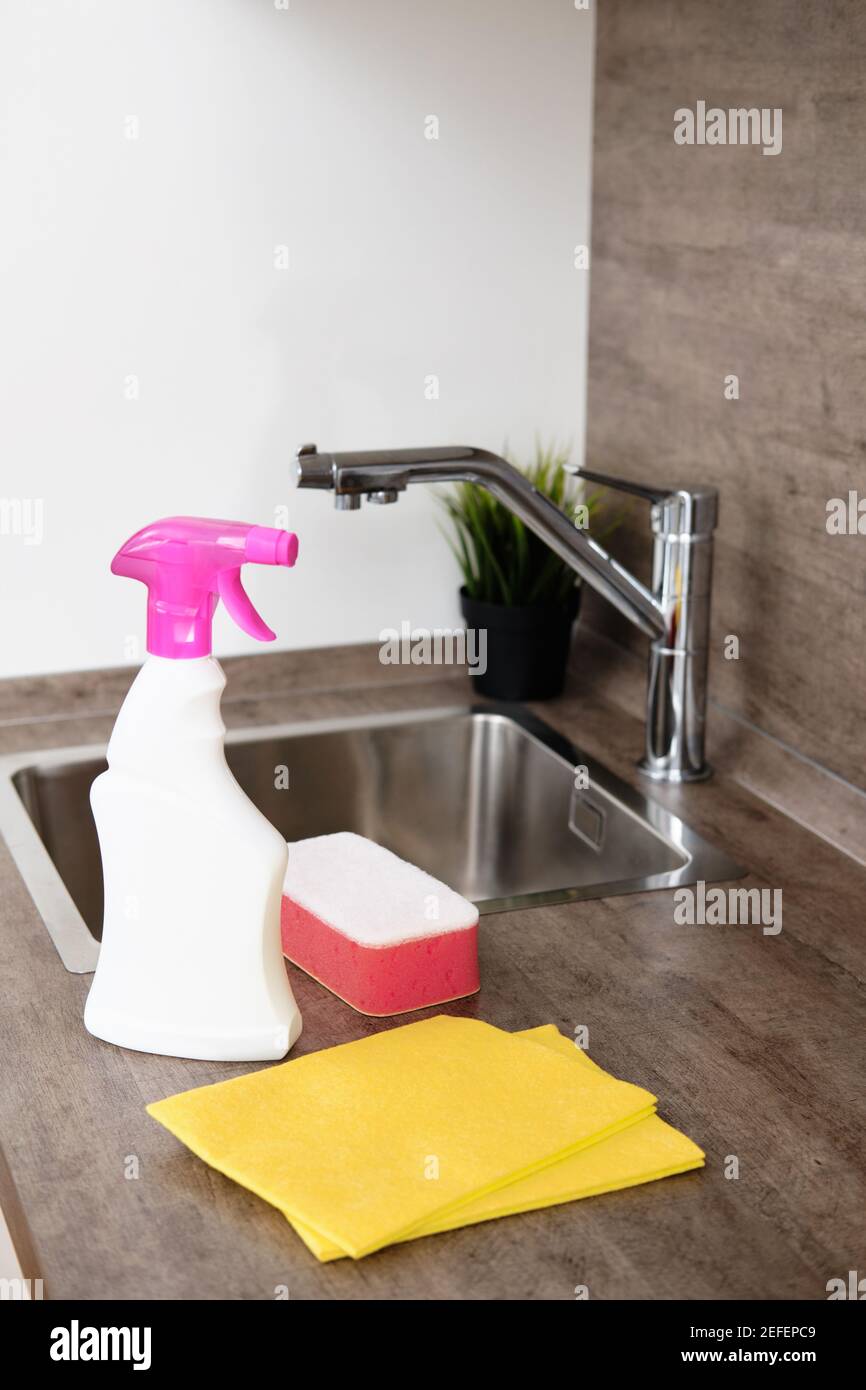 https://c8.alamy.com/comp/2EFEPC9/detergents-and-cleaning-accessories-on-kitchen-cleaning-and-washing-kitchen-cleaning-service-concept-2EFEPC9.jpg