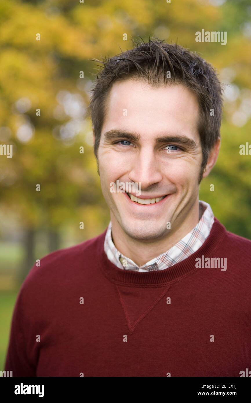 Man smiling portrait 25 29 dof hi-res stock photography and images - Alamy