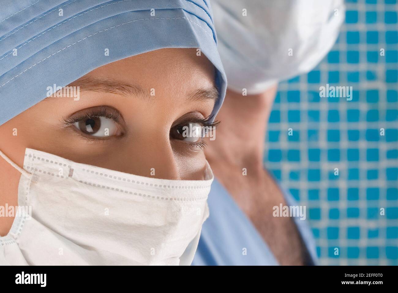 Close up of a female surgeon wearing a surgical mask Stock Photo - Alamy