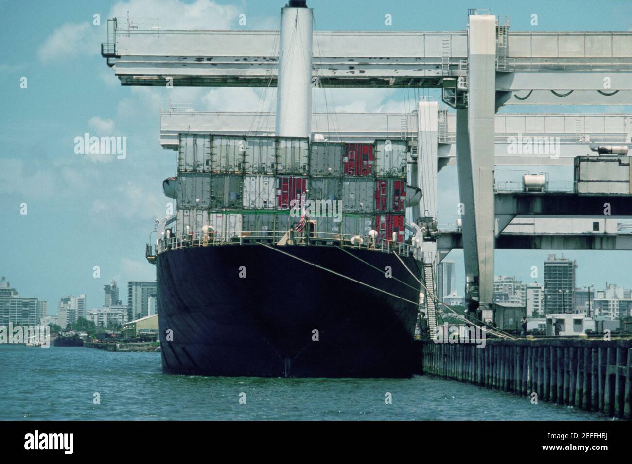 Container ship mooring hires stock photography and images Alamy