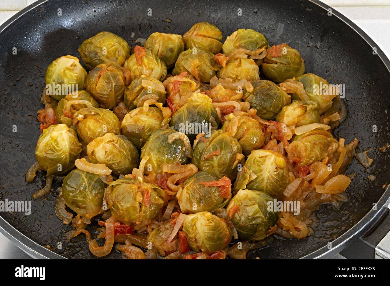 padella cavolini di bruxell cucinati vista da sopra primo piano Stock Photo  - Alamy