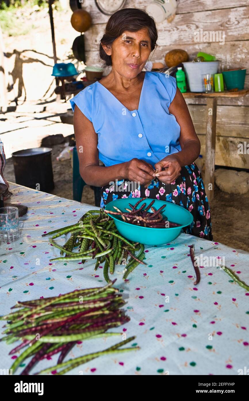 Mature woman peeling beans in a kitchen, Papantla, Veracruz, Mexico Stock  Photo - Alamy