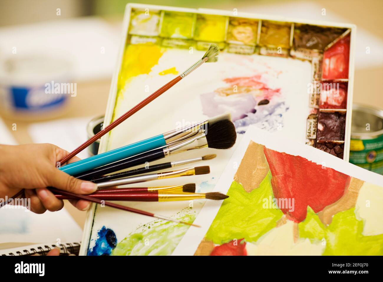 Hand holding paint brushes hi-res stock photography and images - Alamy