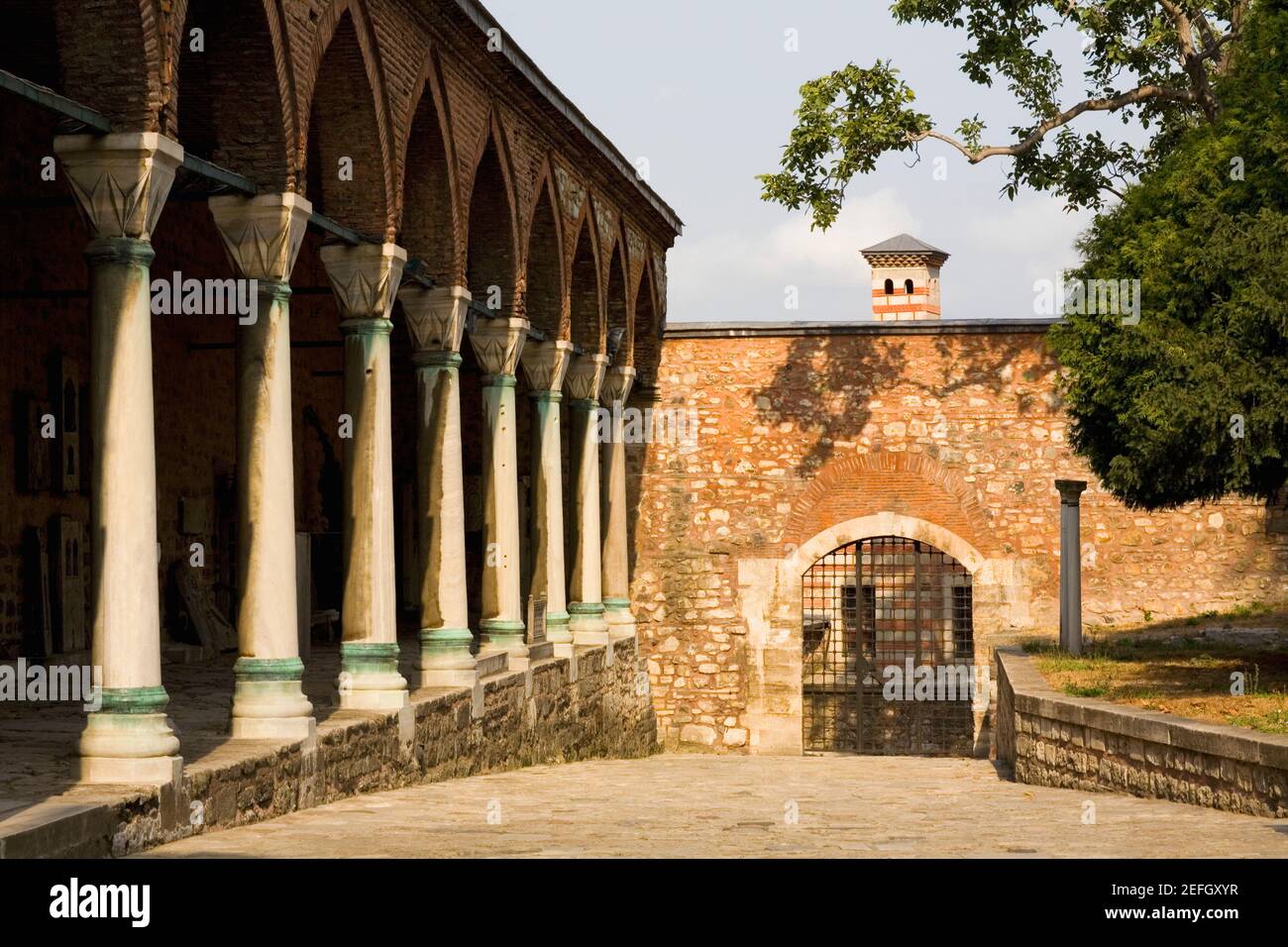 Colonnade structure hi-res stock photography and images - Alamy
