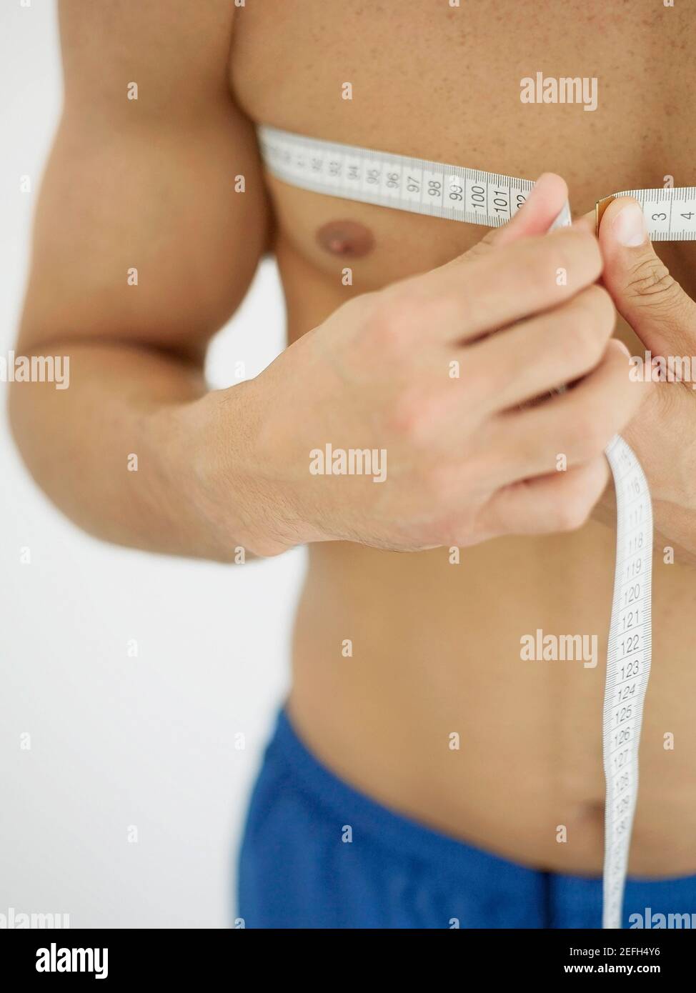 https://c8.alamy.com/comp/2EFH4Y6/mid-section-view-of-a-person-measuring-his-chest-with-a-tape-measure-2EFH4Y6.jpg