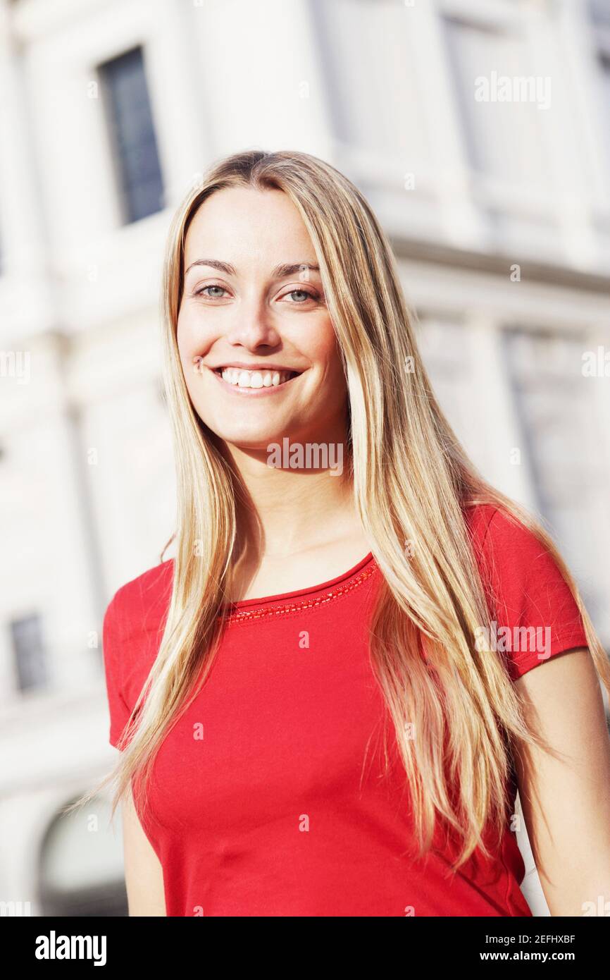Man smiling portrait 25 29 dof hi-res stock photography and images - Alamy