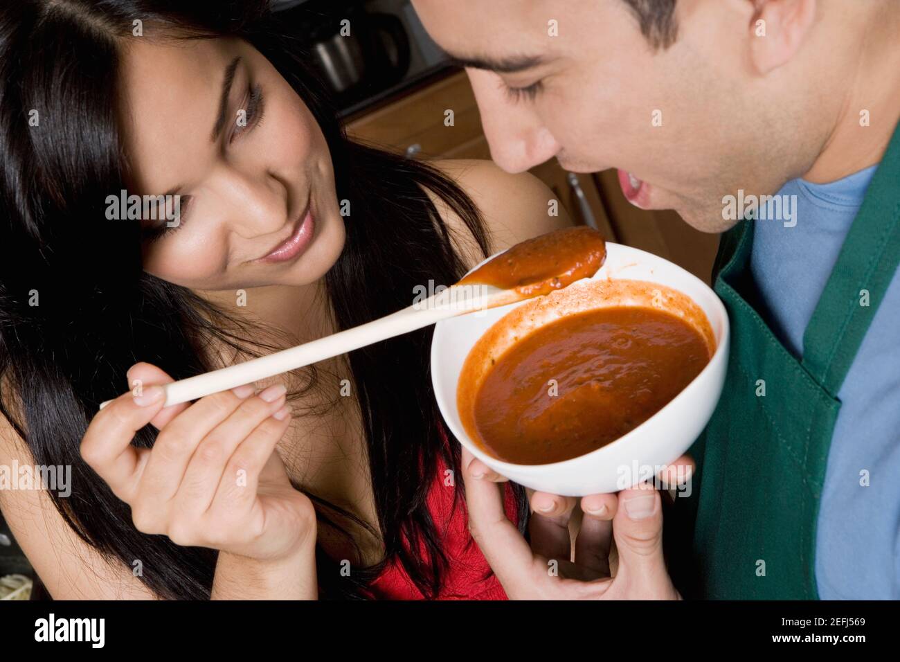 Жена принесла мужу видео. Девушка ест борщ. Женщина ест суп. Мужчина ест борщ. Женщина ест мужчину.