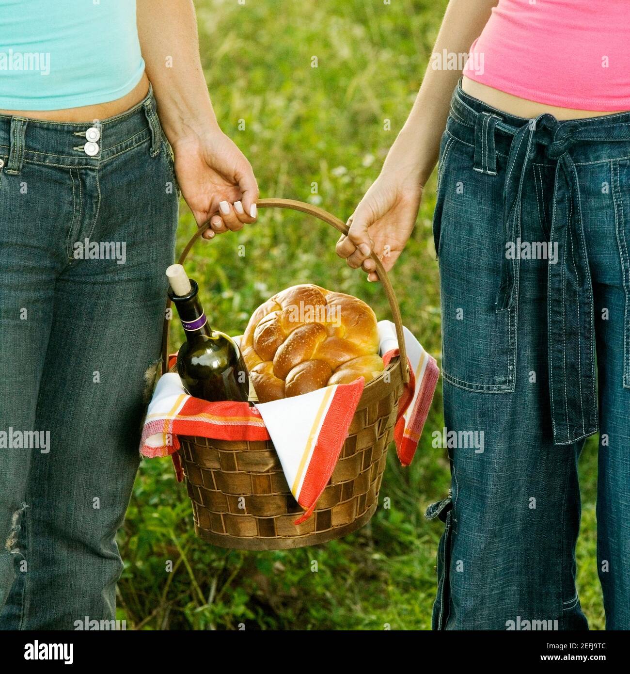 Picnic basket field day hi-res stock photography and images - Alamy