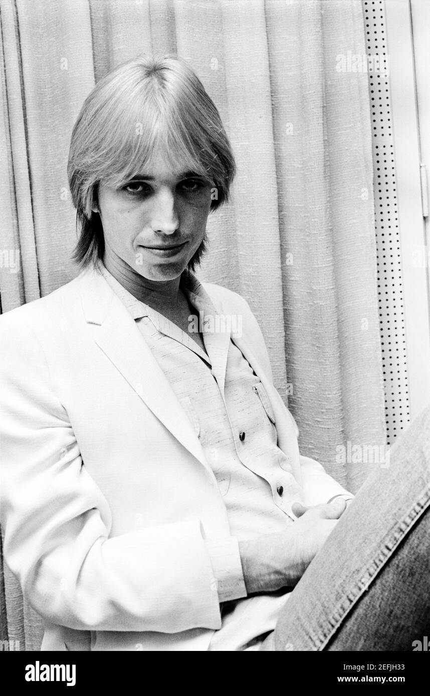 Tom Petty in the WMMR studios in Philadelphia, PA doing a radio interview  to promote the record Damn the Torpedoes.November, 1979. © mpi09 /  MediaPunch Stock Photo - Alamy, image size:858x1390
