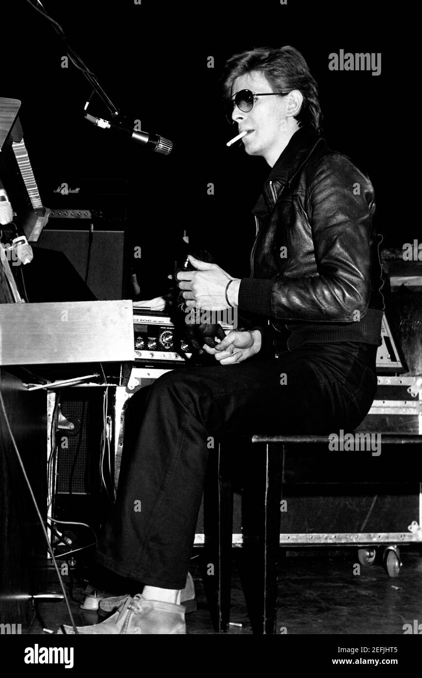 David Bowie performing on The Idiot World with Iggy Pop at the Tower  Theatre.Philadelphia, PA. March 19th, 1977. © Scott Weiner / MediaPunch  Stock Photo - Alamy