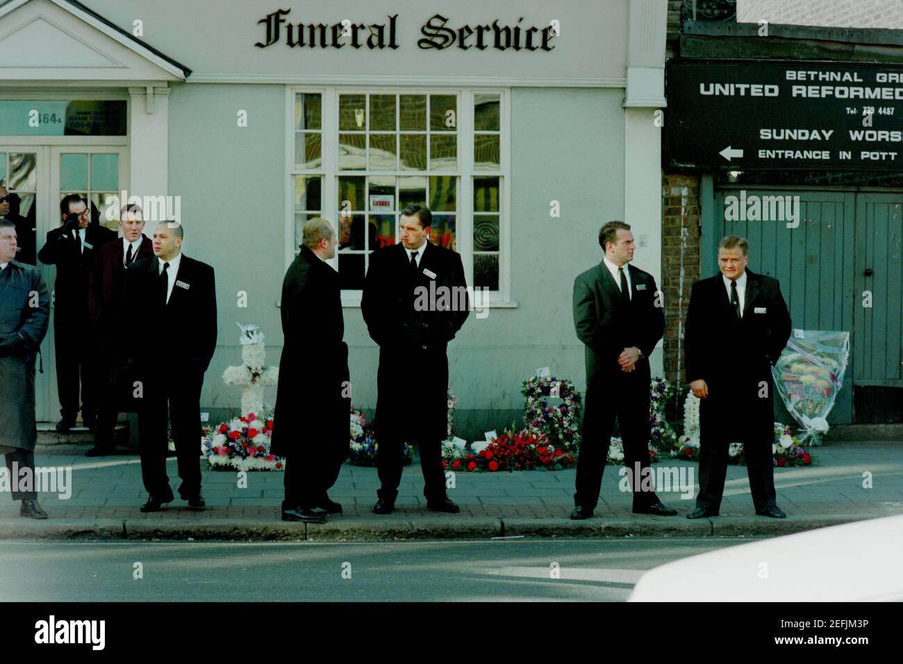 ronnie-kray-funeral-bethnal-green-east-london-england-29-march-1995