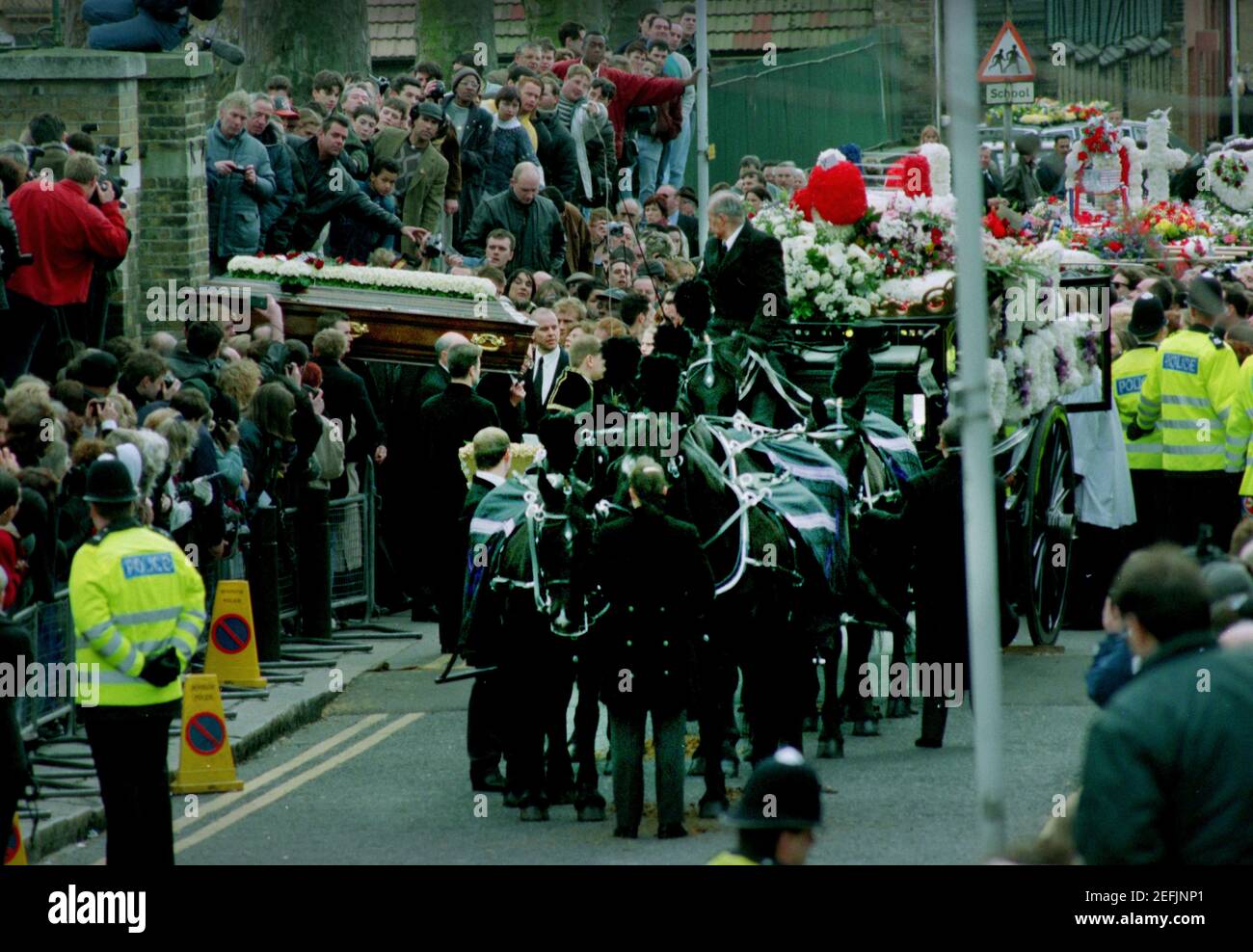 ronnie-kray-funeral-bethnal-green-east-london-england-29-march-1995