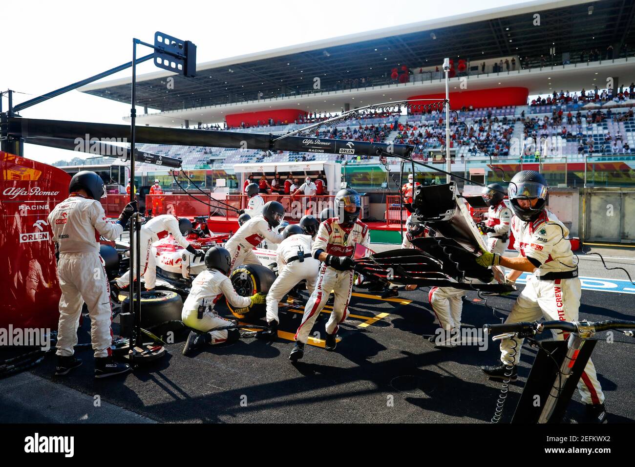 07-raikkonen-kimi-fin-alfa-romeo-racing-c39-pit-stop-during-the