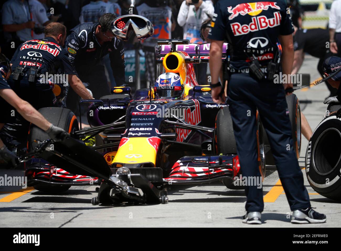 Formula One - F1 - Malaysian Grand Prix 2015 - Sepang International Circuit, Kuala Lumpur, Malaysia - 28/3/15  Red Bull's Daniel Ricciardo changes tires during practice  Reuters / Olivia Harris  Livepic Stock Photo