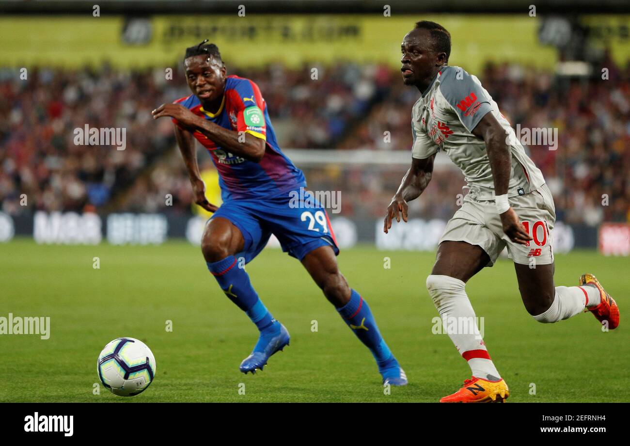 Soccer Football - Premier League - Crystal Palace v Liverpool - Selhurst Park, London, Britain - August 20, 2018  Crystal Palace's Aaron Wan-Bissaka in action with Liverpool's Sadio Mane             Action Images via Reuters/John Sibley  EDITORIAL USE ONLY. No use with unauthorized audio, video, data, fixture lists, club/league logos or 'live' services. Online in-match use limited to 75 images, no video emulation. No use in betting, games or single club/league/player publications.  Please contact your account representative for further details. Stock Photo