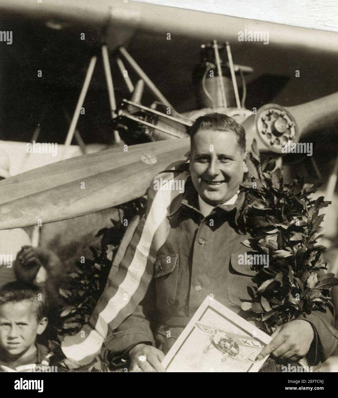 Onderscheiding van Dhr. Frits Koolhoven voor vlucht met twee-zitter Pander. Waalhaven 20 juni 1920. Stock Photo