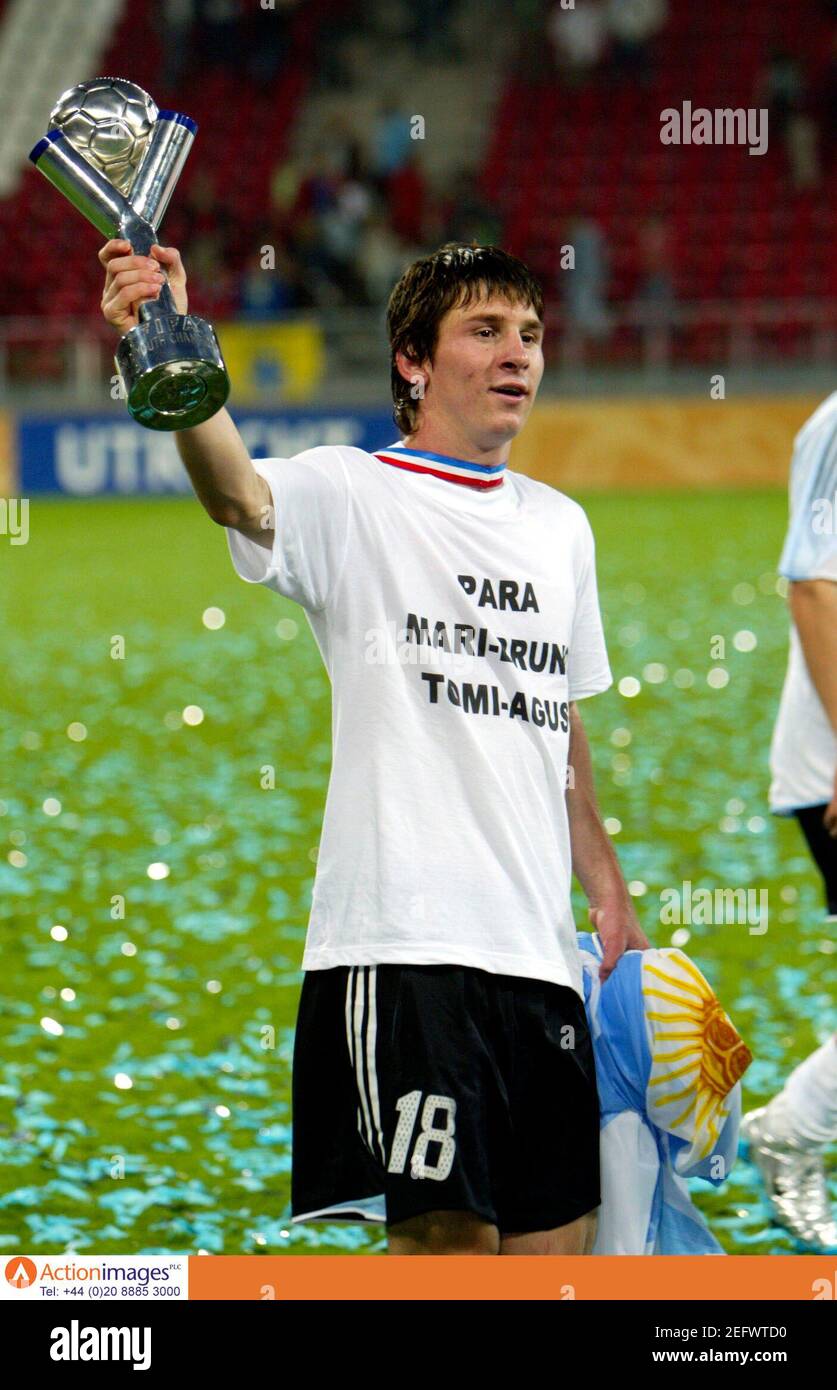 Football Argentina V Nigeria Fifa World Youth Championship Final Netherlands 05 Stadion Galgenwaard Utrecht 2 7 05 Argentina S Lionel Messi Celebrates With The Trophy Mandatory Credit Action Images Alex Morton Livepic Stock Photo Alamy