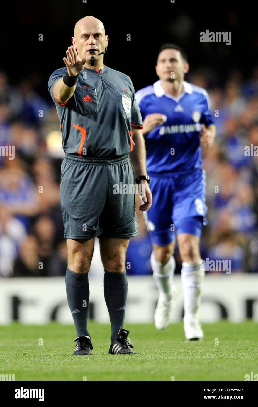 Football Chelsea V Fc Barcelona Uefa Champions League Semi Final Second Leg Stamford Bridge London England 08 09 6 5 09 Referee Tom Henning Ovrebo Mandatory Credit Action Images Tony O Brien Stock Photo Alamy