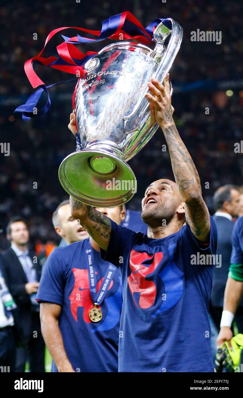 Football Fc Barcelona V Juventus Uefa Champions League Final Olympiastadion Berlin Germany 14 15 6 6 15 Barcelona S Dani Alves Celebrates Winning The Champions League Final With The Trophy Reuters Darren Staples Stock Photo Alamy
