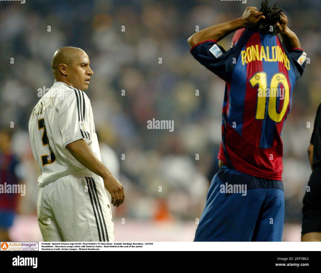 Football - Spanish Primera Liga 03/04 - Real Madrid v FC Barcelona -  Estadio Santiago Bernabeu - 25/4/04 Ronaldinho - Barcelona swaps shirts  with Roberto Carlos - Real Madrid at the end