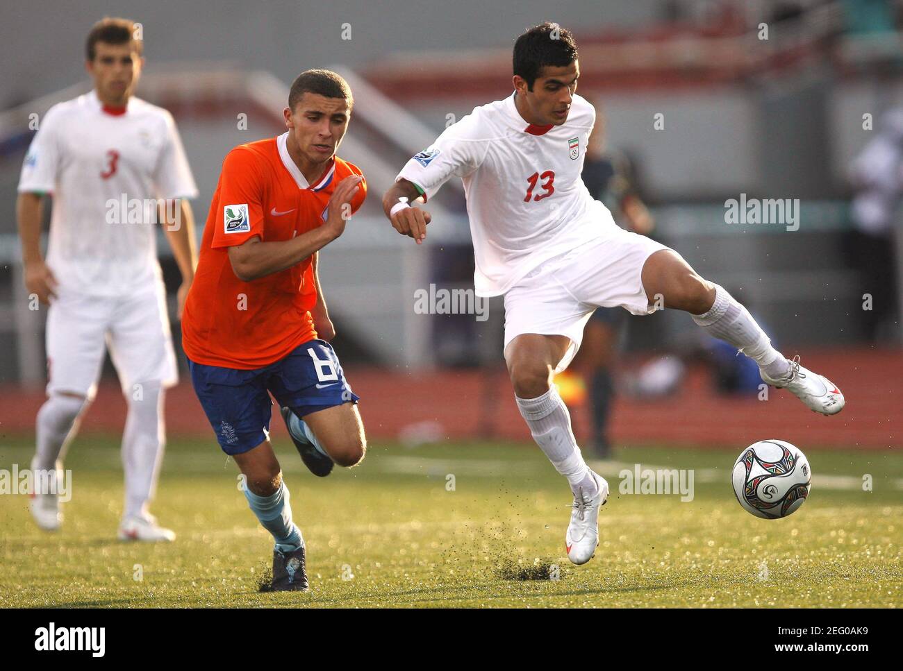 Football Holland V Iran Fifa Under 17 World Cup Nigeria 2009 Group C Nnamdi Azikiwe Stadium Enugu Nigeria 31 10 09 Netherland S Zakaria Labyad L In Action With Iran S Mehrdad Yeganeh
