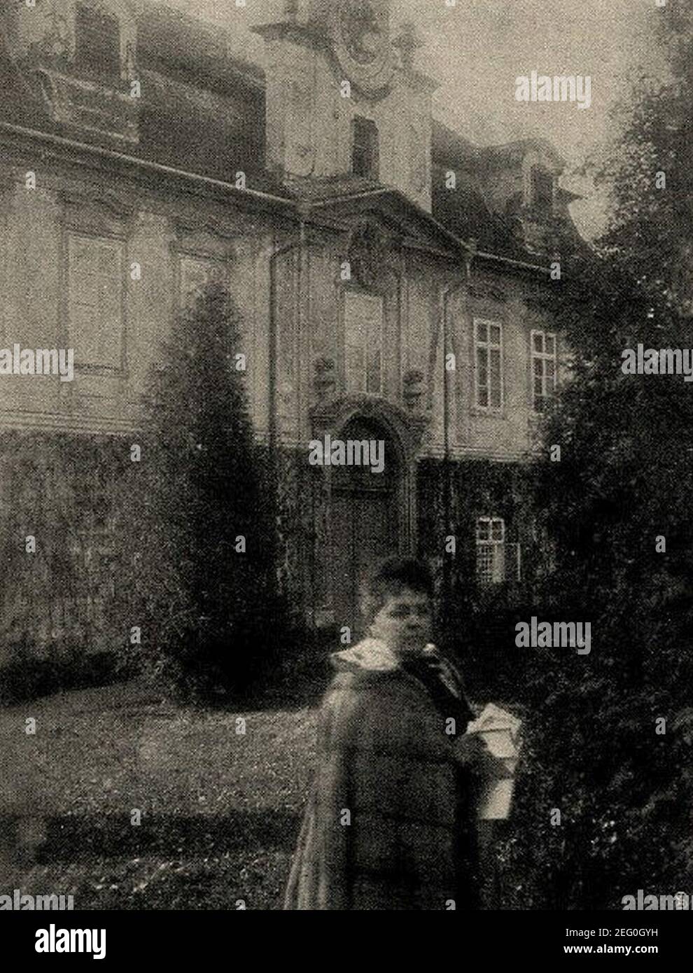 Ossip Schubin vor ihrem Schloss Kraskow in Böhmen, 1905 Stock Photo Alamy