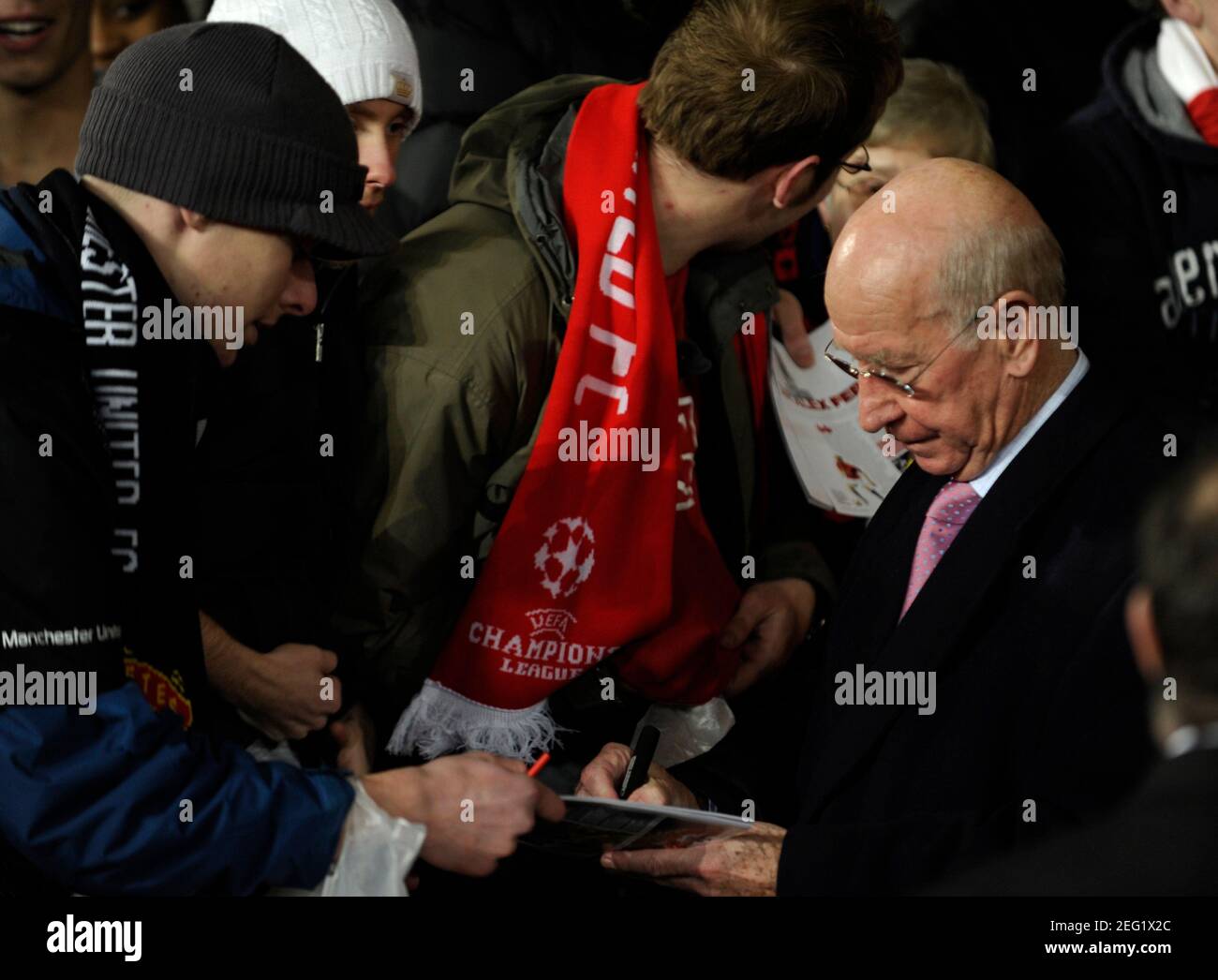 Uddrag reb Mekanisk Football - Manchester United v AaB Aalborg BK - UEFA Champions League Group  Stage - Matchday Six Group E - Old Trafford, Manchester, England - 08/09 -  10/12/08 Sir Bobby Charlton signs
