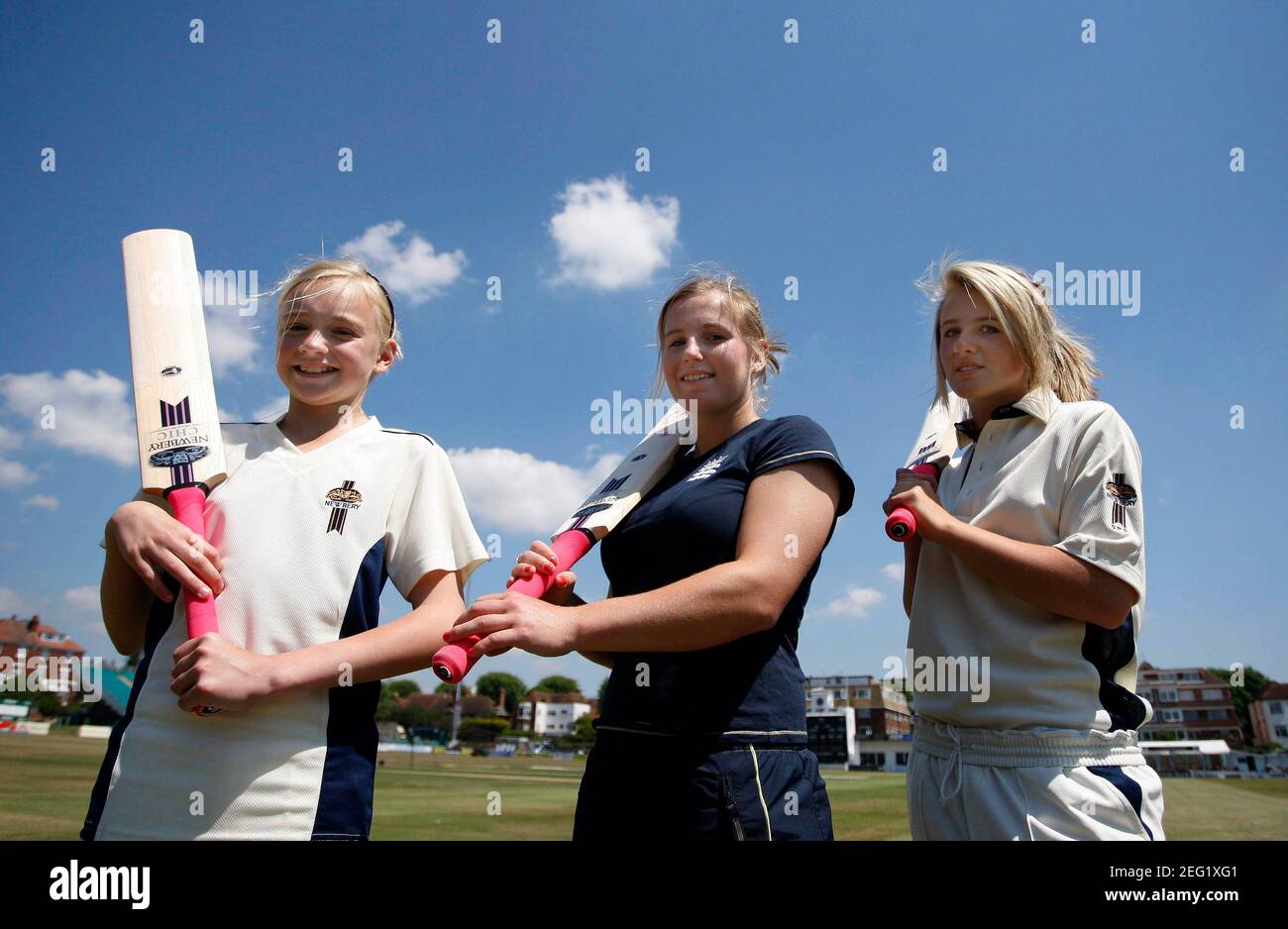 Cricket Newbery Launch The Chic The First Ever Cricket Bat For Women The County Ground Hove 23 6 09 England S Holly Colvin C Holly Goble L And Chiara Green R