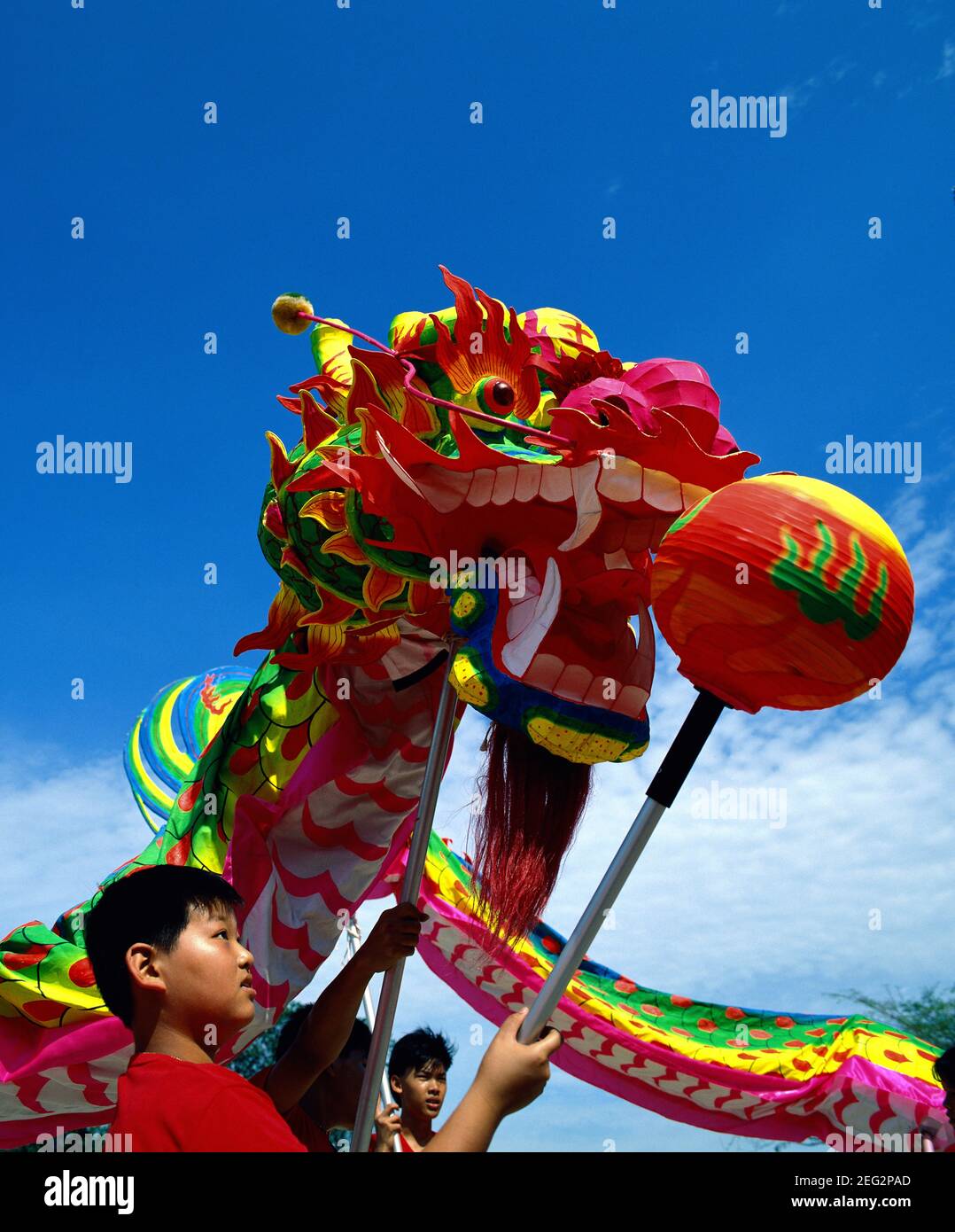 Singapore dragon dance hi-res stock photography and images - Alamy
