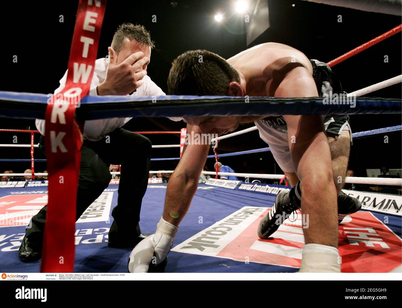 Boxing - Harry Miles v Matthew Lloyd - Light Heavyweight - Cardiff  International Arena - 21/7/07 Matthew Lloyd goes down as the referee looks  on Mandatory Credit: Action Images / Keith Williams Stock Photo - Alamy