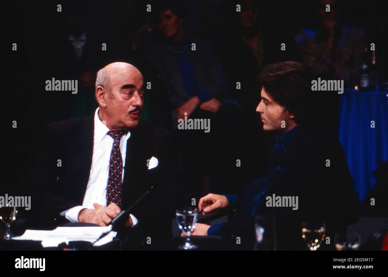 Artur Atze Brauner im Interview in einer Talkshow mit Giovanni di Lorenzo in Hamburg, Deutschland um 1993. Stock Photo
