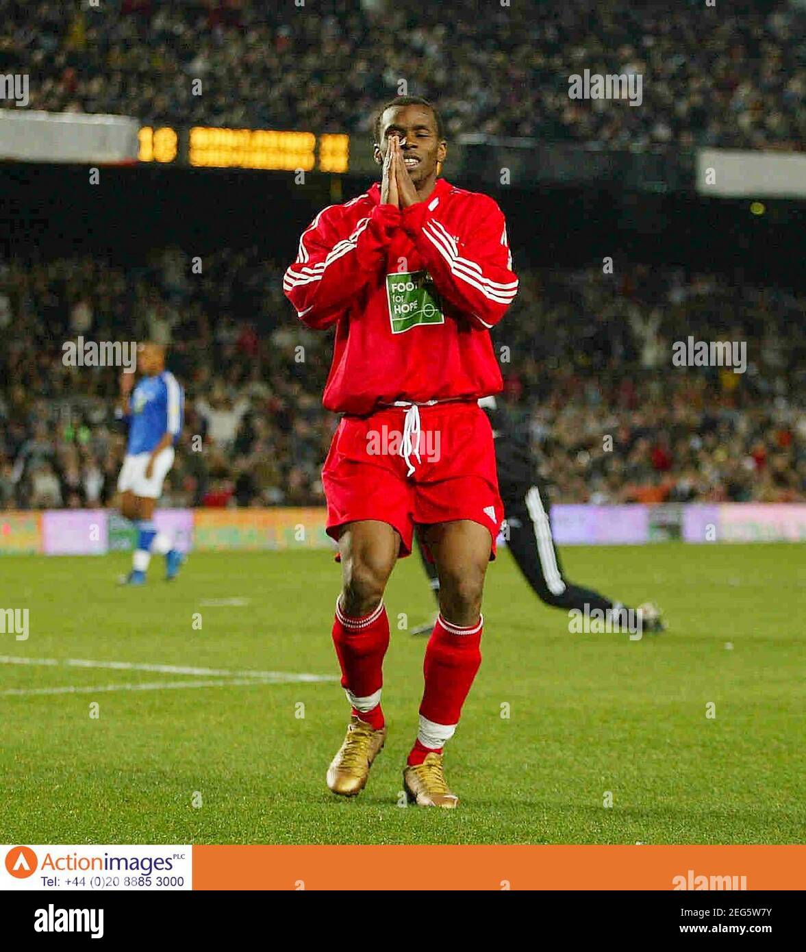 Football Fifa Uefa Tsunami Football For Hope Benefit Match Ronaldinho Xi V Shevchenko Xi The Nou Camp Fc Barcelona 15 2 05 Henri Camara Of Senegal And Southampton Prays After Scoring