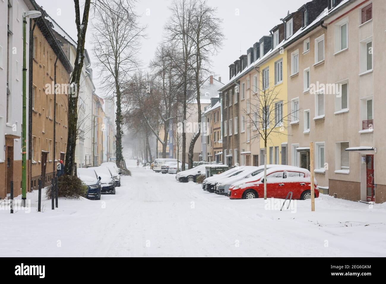 Essen, North Rhine-Westphalia, Germany - Winter onset in Ruhr area, snow-covered residential street in Holsterhausen, snow-covered cars on the snow-co Stock Photo