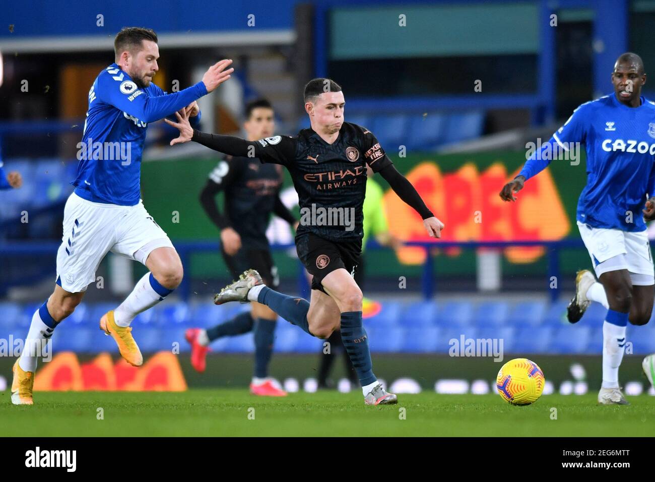 Liverpool, United Kingdom, 17th February 2021. Pictured left to right, Everton’s Gylfi Sigurdsson and Manchester City's Phil Foden in action. Credit: Anthony Devlin/Alamy Live News Stock Photo