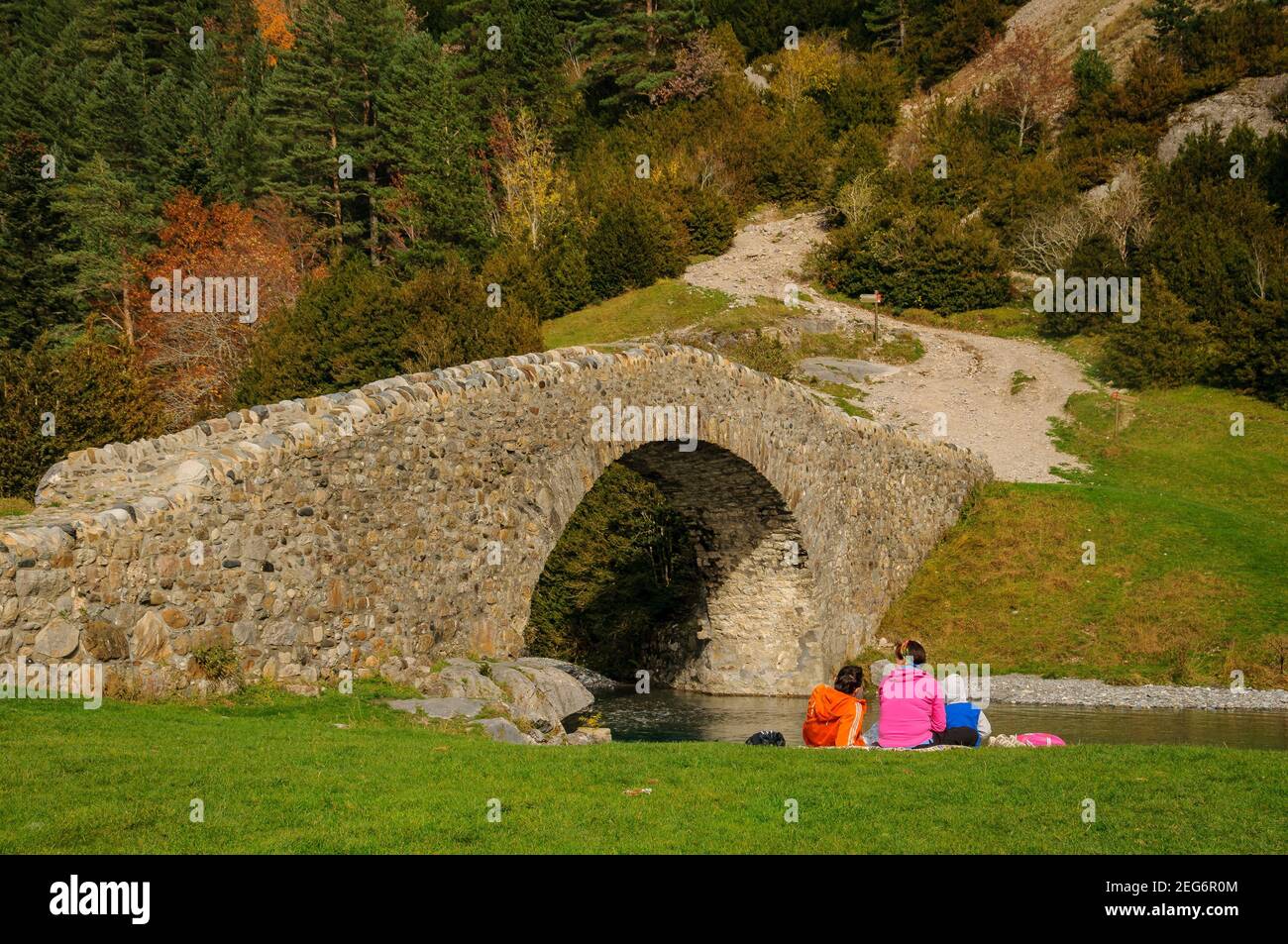Bujaruelo refuge and bridge (Ordesa and Monte Perdido NP, Pyrenees, Spain) ESP: Refugio y Puente de Buajruelo (PN Ordesa y Monte Perdido, Aragón) Stock Photo