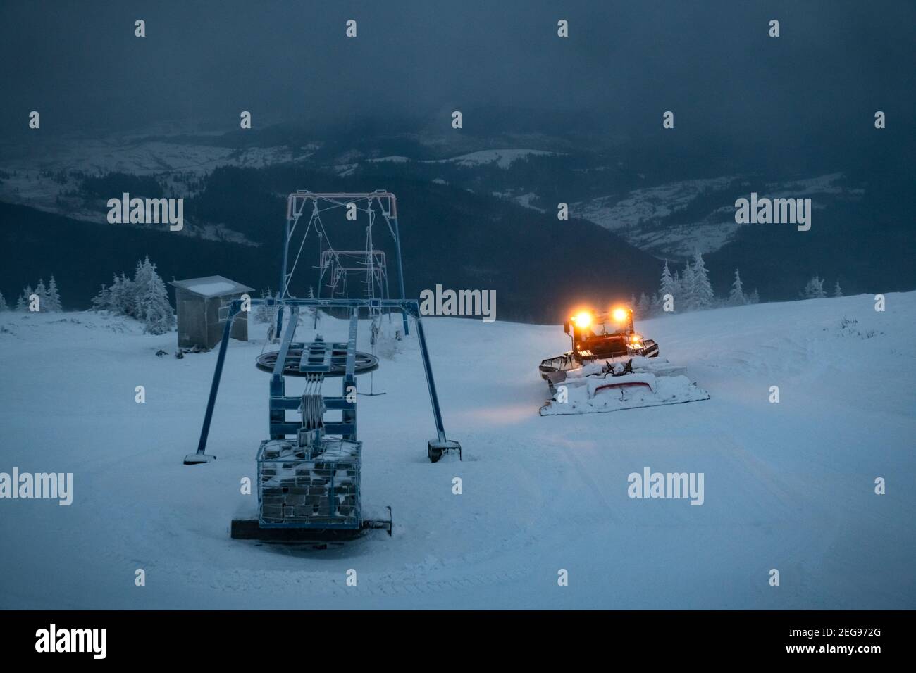 Skiing slope hires stock photography and images Alamy