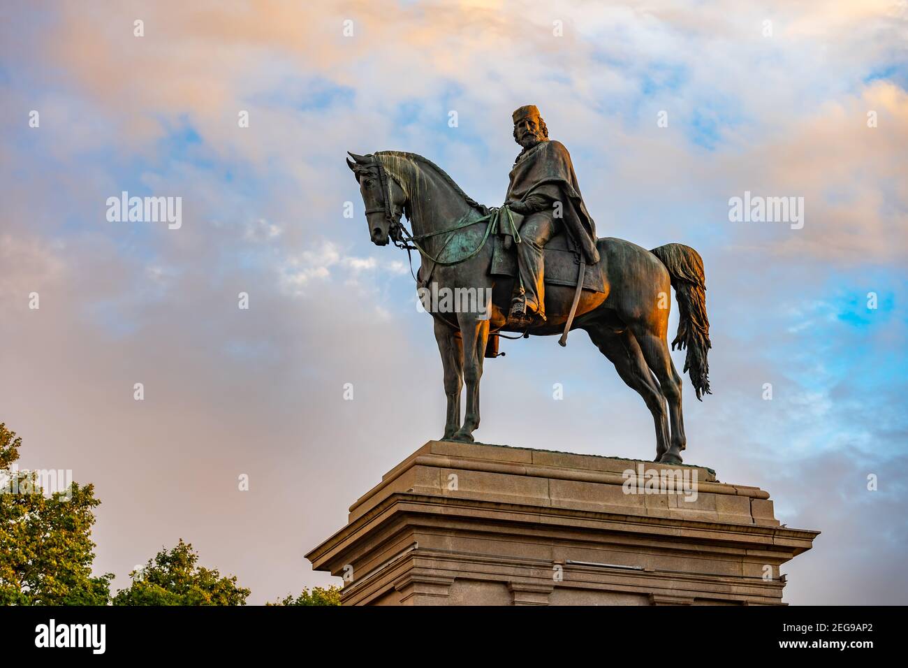 Monument to Giuseppe Garibaldi, equestrian statue (1895) by Emilio Gallori at sunset on Janiculum Hill, Rome, Italy Stock Photo