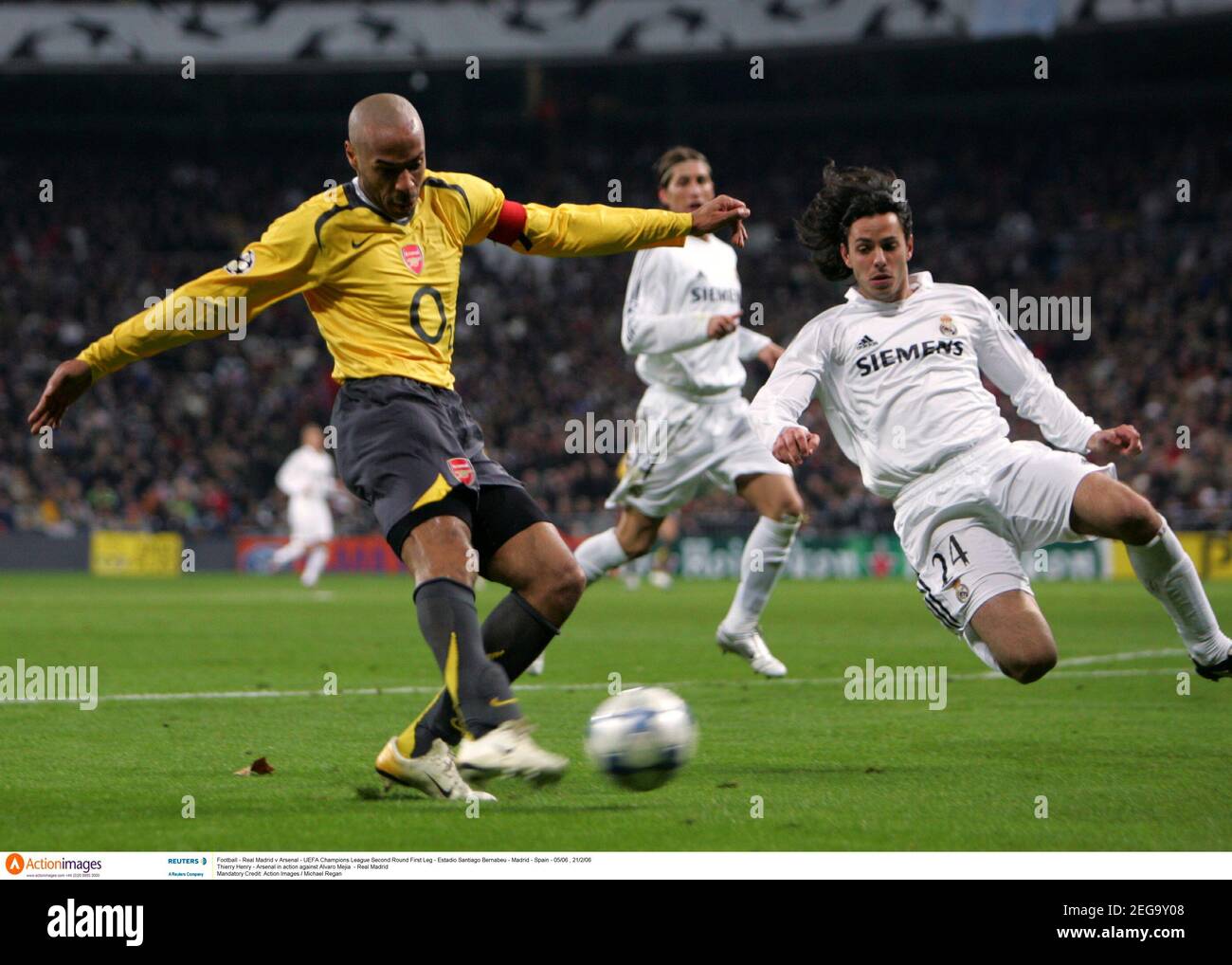 Football - Real Madrid v Arsenal - UEFA Champions League Second Round First  Leg - Estadio Santiago Bernabeu - Madrid - Spain - 05/06 , 21/2/06 Thierry  Henry - Arsenal in action