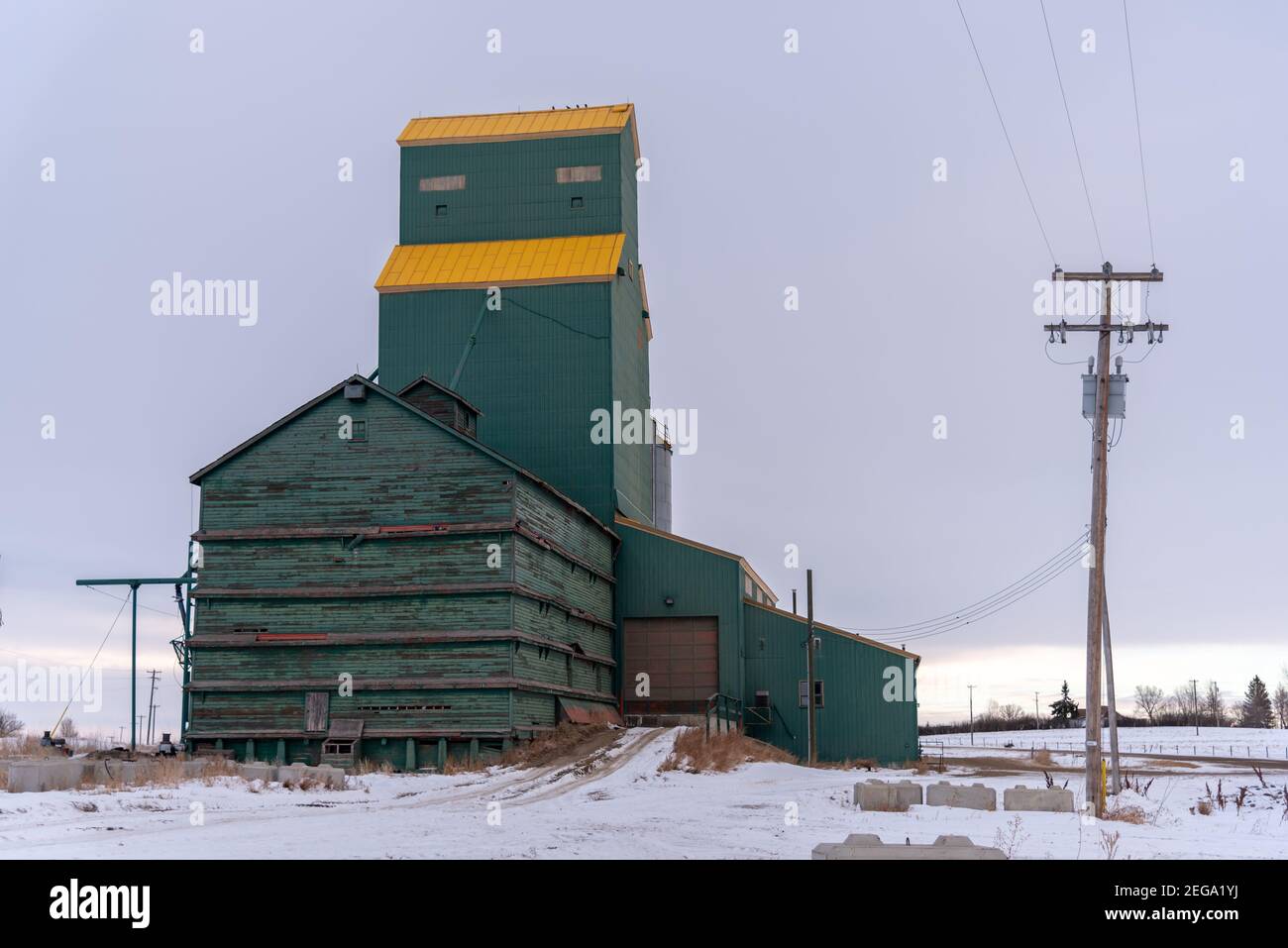 Old grain elevator in the town of Delia, Alberta Stock Photo Alamy