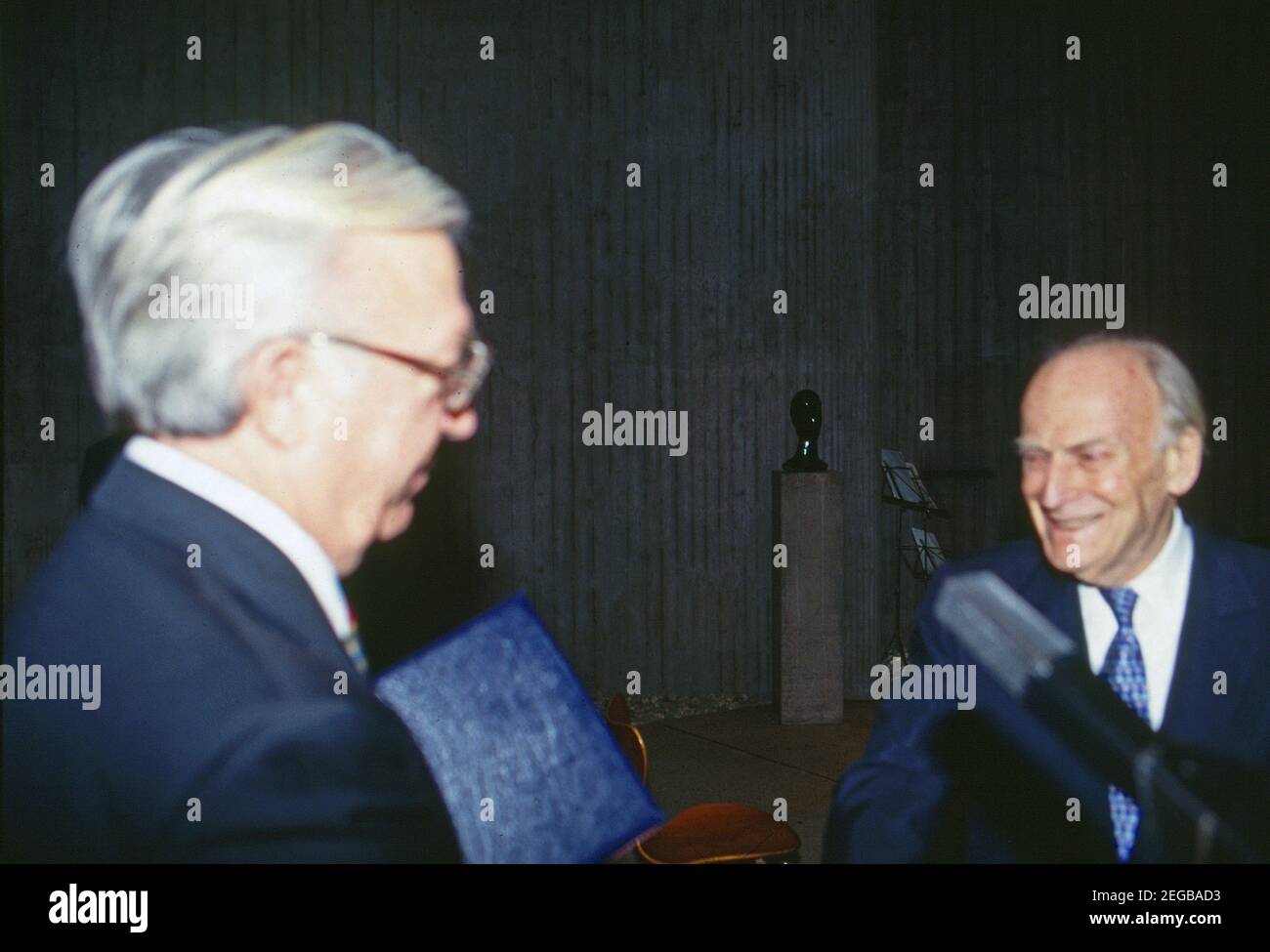 Sir Yehudi Menuhin bekommt 1992 den Musikpreis der Stadt Duisburg verliehen. In 1992 Sir Yehudi Menuhin is awarded with the music prize of the city of Duisburg, Germany. Stock Photo