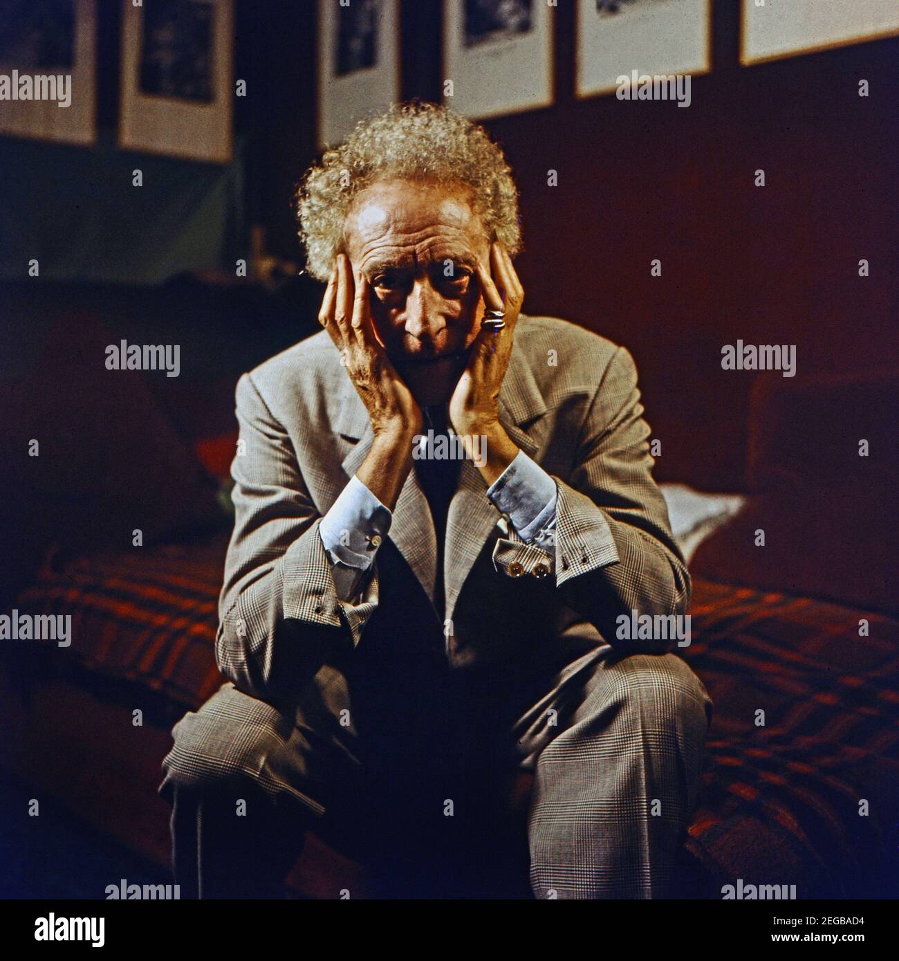 Jean Cocteau, französischer Schriftsteller, Regisseur und Maler, in