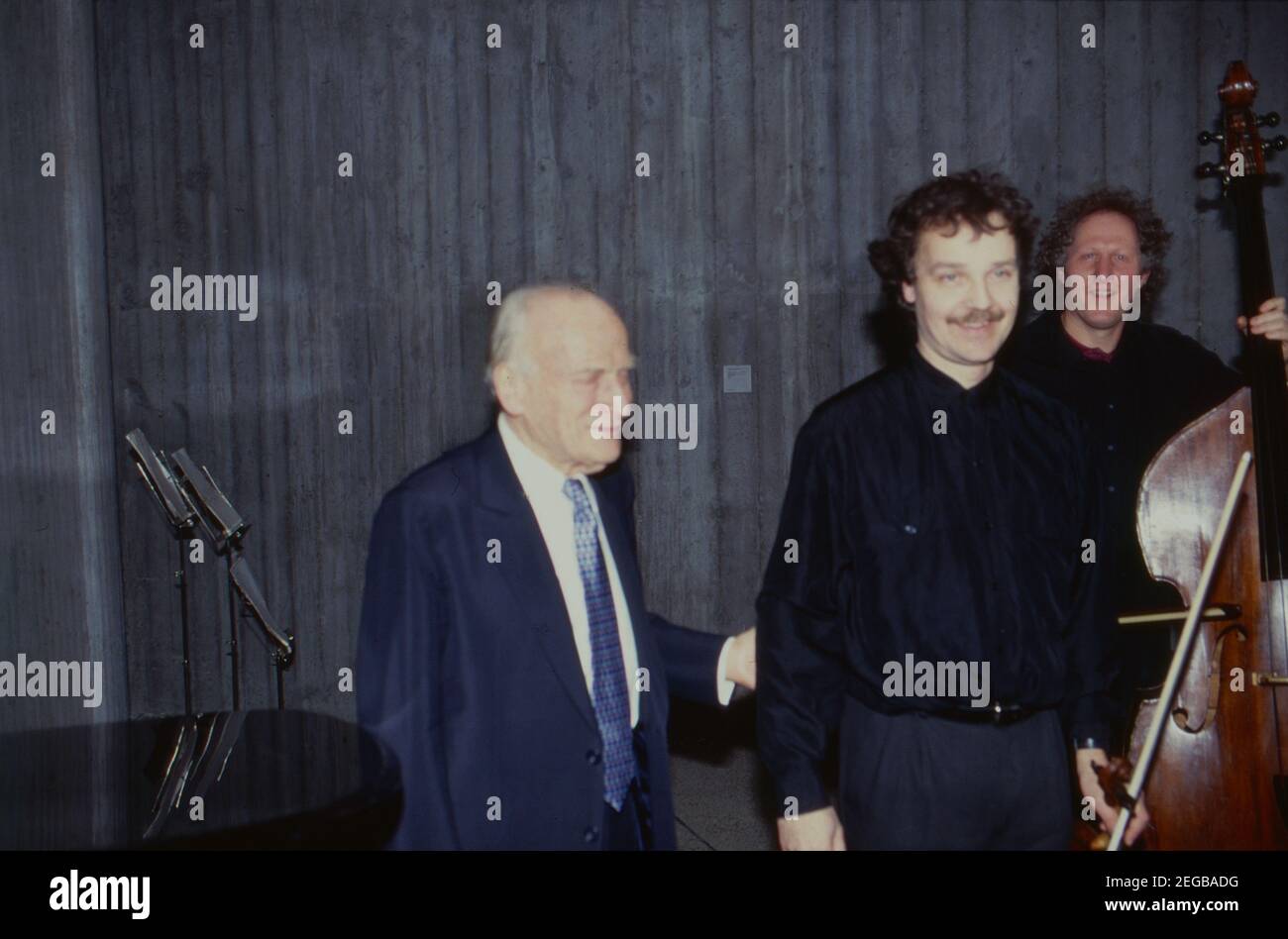 Sir Yehudi Menuhin bekommt 1992 den Musikpreis der Stadt Duisburg verliehen. In 1992 Sir Yehudi Menuhin is awarded with the music prize of the city of Duisburg, Germany. Stock Photo